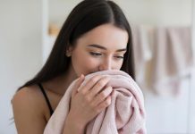 Vonj po vlagi v oblačilih? Preizkusite to preprosto metodo