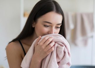 Vonj po vlagi v oblačilih? Preizkusite to preprosto metodo