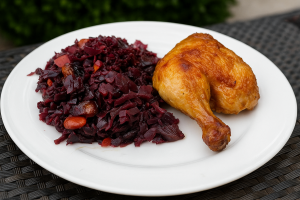 Dušeno rdeče zelje, odlična priloga za Martinovo