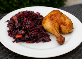 Dušeno rdeče zelje, odlična priloga za Martinovo rdeče zelje in piščanec