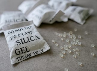 Vsi mečemo te vrečke v koš – in sploh ne vemo, kakšen zaklad skrivajo silica-gel