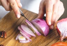 Vonj čebule na rokah? Tako ga odstranite takoj – brez dragih izdelkov čebula-na-rokah