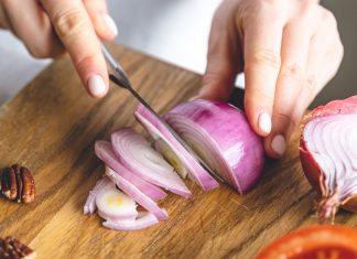 Vonj čebule na rokah? Tako ga odstranite takoj – brez dragih izdelkov čebula-na-rokah