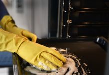 Zvečer poškropite pečico s tem in zjutraj bo kot nova: trik, ki raztopi maščobo brez drgnjenja čiščenje-pečice