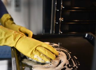 Zvečer poškropite pečico s tem in zjutraj bo kot nova: trik, ki raztopi maščobo brez drgnjenja čiščenje-pečice