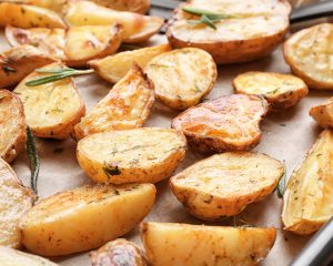 Zakaj vaš krompir iz pečice ni nikoli dovolj hrustljav? Verjetno naredite to ključno napako