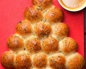 Slano pecivo z rožmarinom in slanino – prava zvezda novoletne mize