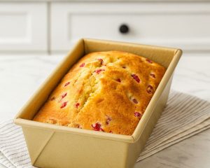 Sočen brusnično–pomarančni kruh, ki diši po praznikih