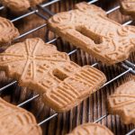 Malinova božična torta, ki očara s sočnostjo in čudovito vanilijevo kremo