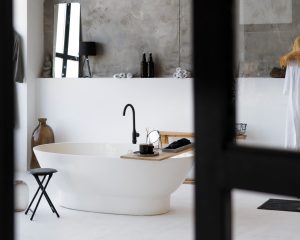 Če boste te 3 stvari imeli v kopalnici, boste v dolgovih do vratu