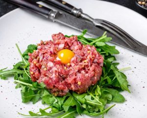 Tatarski biftek v hladilniku: kako dolgo ga lahko hranite brez tveganja