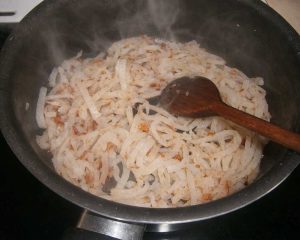 Tako pripravite zelo okusno kislo repo z ocvirki