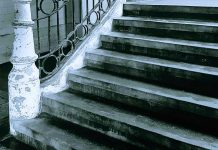 Zimski trik, ki res deluje: led s stopnic bo izgnil brez posipavanja soli led-na-stopnicah