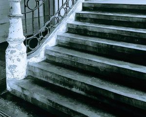 Zimski trik, ki res deluje: led s stopnic bo izgnil brez posipavanja soli