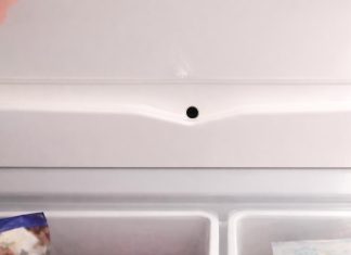 Večina ljudi jo spregleda – ta luknja v hladilniku preprečuje plesen in kvarjenje hrane luknjica-v-hladilniku