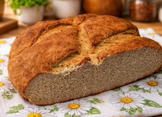 Domač črni kruh, ki ne obteži želodca in ostane mehak več dni mehak-črn-kruh