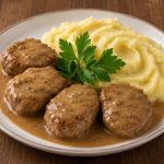 Sočna pi&scaron;čančja rolada v slanini bo navdu&scaron;ila za kosilo