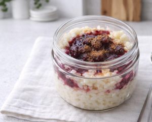 Preprost mlečni riž z borovničevo omako, ki diši po otroštvu