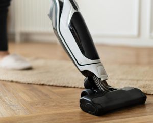 Tega nikoli ne sesajte: 6 stvari, ki uničujejo sesalnik