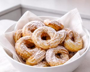 Namesto krofov lahko letos za pust pripravite te hrustljave in slatne obročke