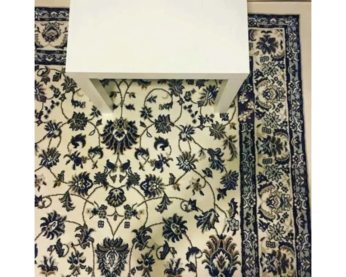 Ta optična iluzija popolnoma zmede možgane – kje je telefon?