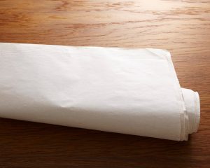 Zakaj vse več ljudi daje peki papir v hladilnik? Trik, ki prihrani čas in živce