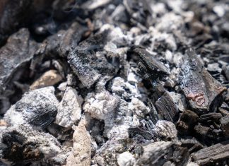 Pepela nikar ne mečite stran: Tako ga lahko koristno uporabite v vašem domu pepel-od-kurjenja