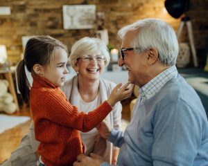7 stvari, ki jih otroci dobijo od starih staršev – in nikjer drugje