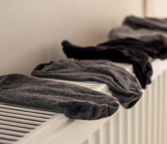 sušenje-perila-na-radiatorju