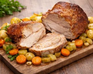 Ideja za kosilo: Pečena svinjska vratovina v okusni marinadi z zelenjavo