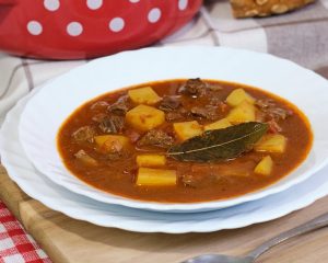 Preverjen recept: golaž z dodatkom vina, ki pogreje v hladnih dneh