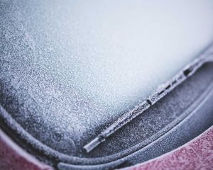 Trik, s katerim boste zjutraj v nekaj sekundah odmrznili zaledenelo steklo na avtomobilu