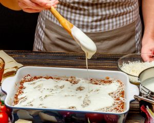 Kako pripraviti popoln bešamel po nasvetih vrhunskih kuharjev