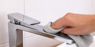 To je trik, ki je osvojil internet in ženskam olajša čiščenje kopalnice Pametno izkoristi svoj čas