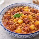 Krompir in fižol s suhim mesom – krepka enolončnica za hladne dni Pametno izkoristi svoj čas