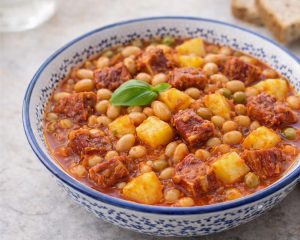 Krompir in fižol s suhim mesom – krepka enolončnica za hladne dni