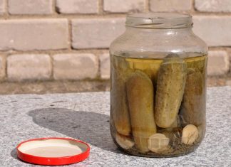 Koliko časa zdržijo odprte kisle kumarice v hladilniku? kozarec-odprtih-kislih-kumaric