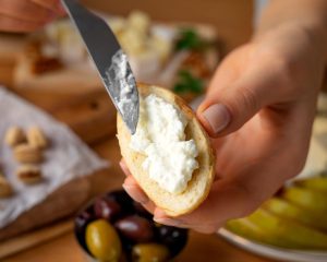 Zakaj bi kremni sir kupovali, če ga lahko enostavno naredite sami?