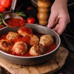 Imate radi čufte? Potem morate poskusiti &scaron;e te sočne mesne kroglice s &scaron;pinačo in mlado čebulo