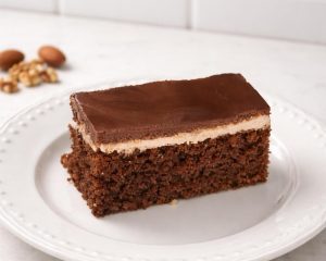 Čokoladno pecivo s kislo smetano in orehi, ki navduši vsakogar