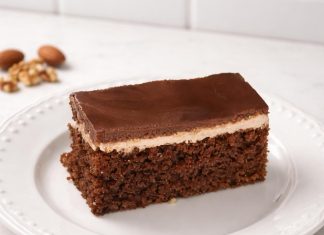 Čokoladno pecivo s kislo smetano in orehi, ki navduši vsakogar