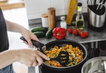 Nevarnost v kuhinji: Sprošča strupene snovi pa se tega sploh ne zavedamo teflonska-ponev