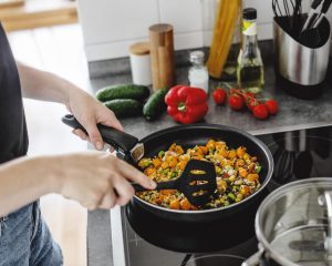 Nevarnost v kuhinji: Sprošča strupene snovi pa se tega sploh ne zavedamo