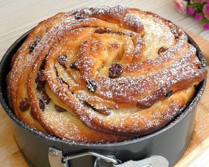 Praznični kolač z rozinami: sladica, ki ne sme manjkati za veliko noč