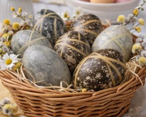 Če boste pirhe skuhali v tem čaju, bodo dobili čudovito barvo