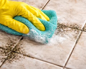 Ne uporabljajte belila: ta trik očisti fuge bolje in varneje