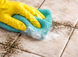 Ne uporabljajte belila: ta trik očisti fuge bolje in varneje čiščenje-fug