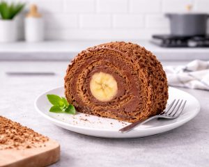 Enostavna čokoladna rolada z banano, ki navduši vsakogar