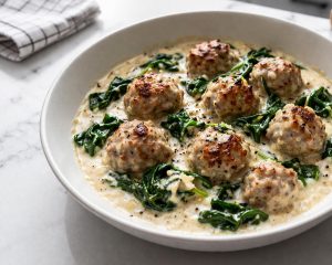 Imate radi čufte? Potem morate poskusiti še te sočne mesne kroglice s špinačo in mlado čebulo