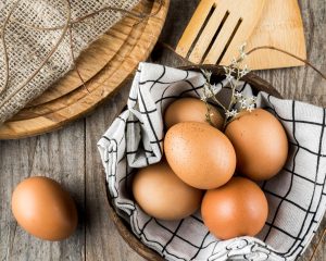 Kako dolgo jajca res zdržijo v hladilniku? Preprost trik vam takoj pove, ali so še dobra